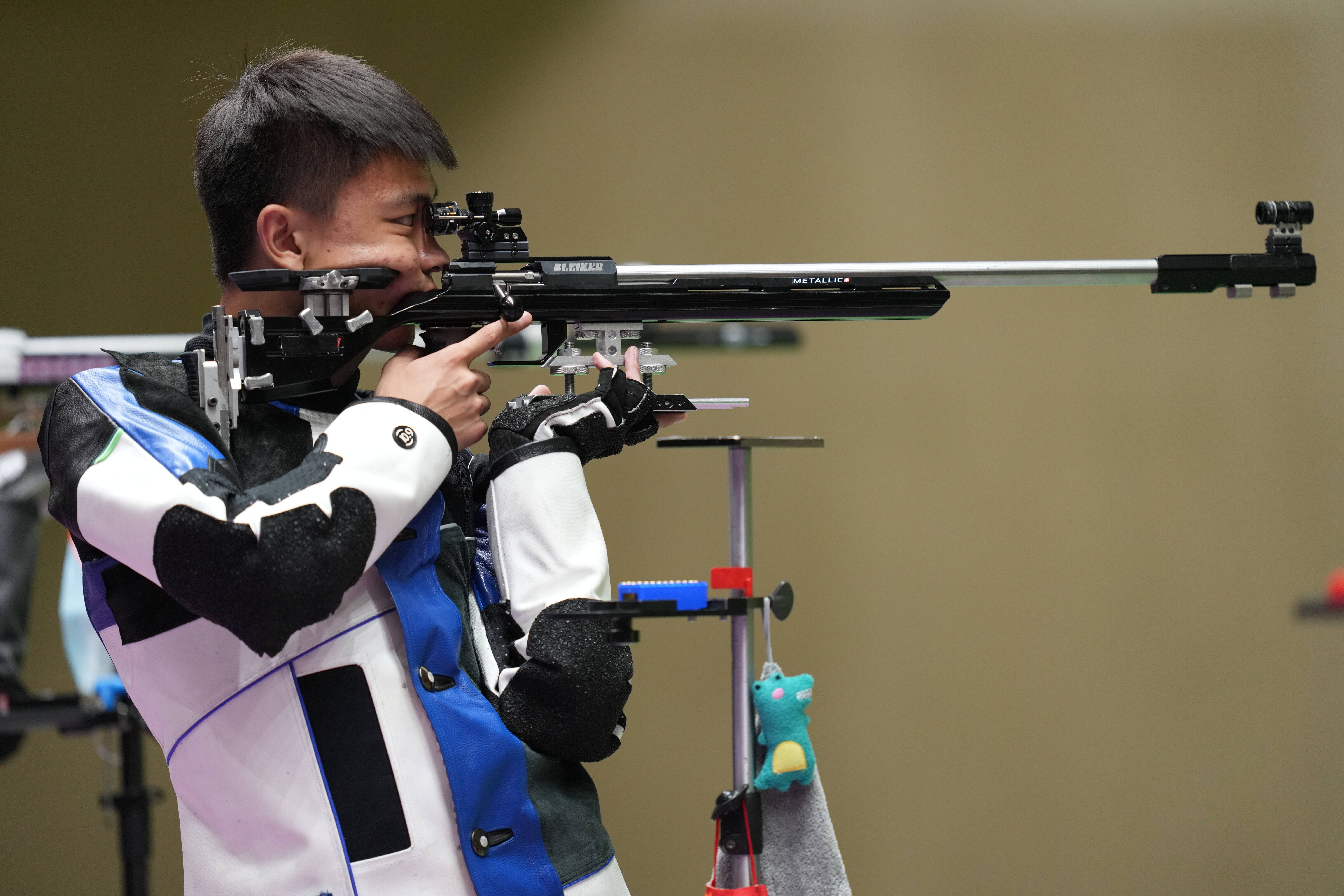 包含英雄气概：美国射击选手风头无两获胜的词条